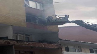 Kağıthanede yangın çıkan daire alev alev yandı: İçeri mahsur kalanları itfaiye kurtardı