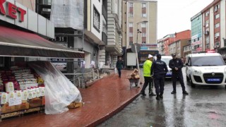 Kaldırımda düşüp yaralanan yaşlı adam hastaneye kaldırıldı