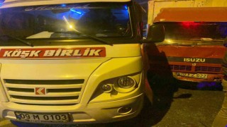 Kamyon ile çarpışan minibüste sıkışan şoför, itfaiye tarafından kurtarıldı
