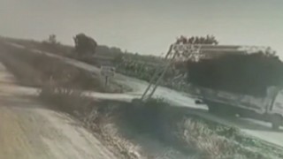 Kamyon tek hamleyle köy yolunu değiştirdi