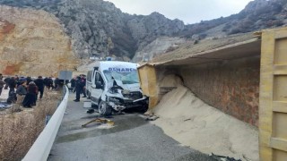 Kamyon yolcu minibüsü ile çarpıştı: 1 ölü, 7 yaralı