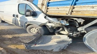 Kamyona ok gibi saplanan araçtaki 2 kişi hayatını kaybetti
