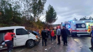 Kamyonet ile minibüs kafa kafaya çarpıştı: 3 yaralı