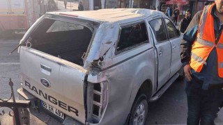 Kamyonet refüje çarptı: 1 yaralı