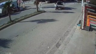 Kamyonete arkadan çarpan motosiklet sürücüsü ağır yaralandı