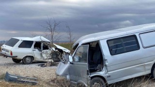 Kamyonetle otomobilin çarpıştığı kazada sürücüler yaralandı