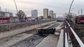 Kanala düşen otomobil alev alev yandı: 4 yaralı