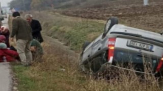 Kanala düşen otomobilden sağ çıktılar