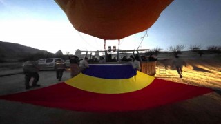 Kapadokyada sıcak hava balonları Romanya bayrağıyla havalandı