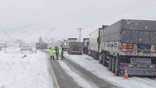 Kar ve tipinin etkili olduğu Kop Dağı güzergahı ağır tonajlı araçlara kapatıldı