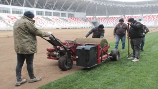 Karamanın 15 bin kişilik stadyumunda çim serme çalışması başladı