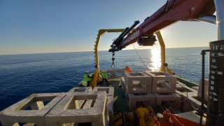 Karataşta denize yapay resif bırakıldı