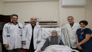 Karın bölgesinde aort genişlemesi tespit edilen hasta, kapalı yöntemle sağlığına kavuşturuldu