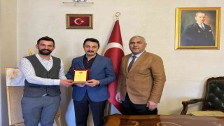 Kars 36 Spor yönetiminden Alibeyoğluna plaket