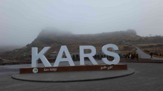 Karsta kartpostallık sis manzarası