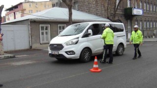 Karsta zorunlu kış lastiği uygulaması yapıldı