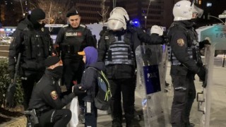 Kartalda görev başında olan polisler ile çikolatasını paylaşan küçük Toprak, yürekleri ısıttı
