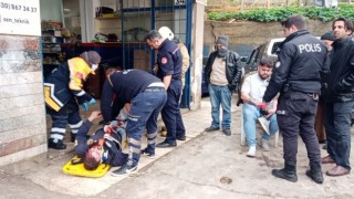 Kartalda sürücüsünün hakimiyetini kaybettiği kamyonet binaya çarptı: 2 yaralı