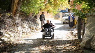 Kaş Belediyesinden engelli vatandaşa akülü tekerlekli sandalye desteği