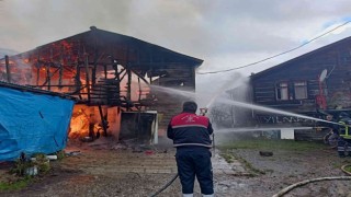 Kastamonuda korkutan yangın! 100 yıllık ahşap ev küle döndü