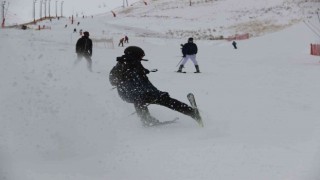 Kayak sezonu başladı, kayakseverler Palandökene akın etti