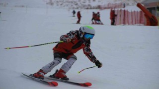 Kayakseverler Türkiyenin en erken açılan kayak pistine akın etti
