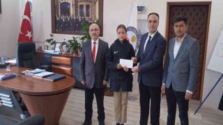 Kaymakam Tosun, başarılı öğrenciyi ödüllendirdi