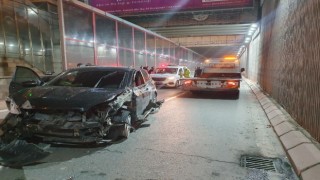 Kazada savrulan araç refüje çarptı: 2 yaralı