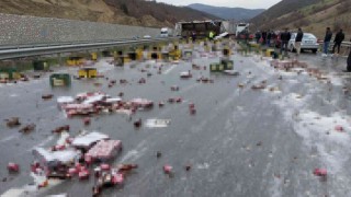 Kazada yola saçılan bira şişeleri karayolunu araç trafiğine kapattı