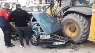 Kepçe ile çarpışan otomobil hurdaya döndü: 2 yaralı