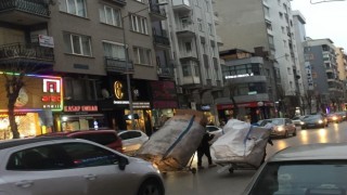 Kâğıt toplayıcı çocuklar trafiktekileri isyan ettirdi