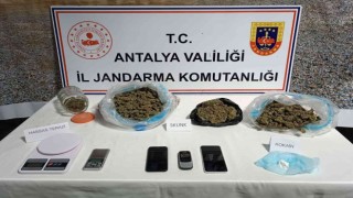 Kiraladıkları evde uyuşturucu ticareti yapmak üzereyken yakalanan 3 şüpheli gözaltına alındı