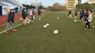 Kız öğrencilerin futbol tutkusu