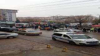 Kontrolden çıkan aracın 4 kişiyi ezdiği anlar kameraya yansıdı