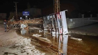Kontrolden çıkan kamyonet elektrik direğine çarptı: 1 yaralı