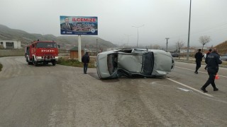 Kontrolden çıkan otomobil aydınlatma direğine çarparak devrildi: 1 yaralı