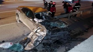 Kontrolden çıkan otomobil bariyerlere ok gibi saplandı: 2 yaralı
