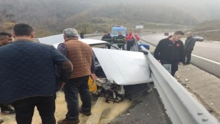 Kontrolünü kaybeden sürücü bariyerlere çarparak durabildi