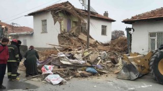 Konyada hasarlı ev çöktü