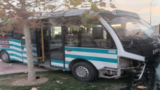 Konyada yolcu minibüsü ile otomobil çarpıştı: 7 yaralı