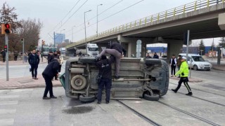 Konyadaki çarpışan otomobillerden biri tramvay yoluna devrildi