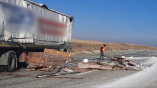 Köpeğe çarpmamak için manevra yapan tırdaki malzemeler yola düştü