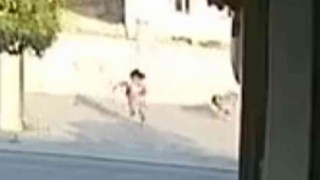 Köpekten kaçan küçük kız aracın altında kalmaktan son anda kurtuldu