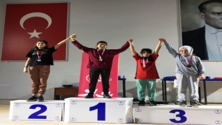 Köprüören Tek Termik Ortaokulu öğrencilerinin bilek güreşi başarısı