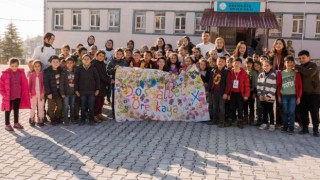 Köy çocuklarına park hediye ettiler
