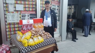 Köy muhtarı yılın son gününü hediye dağıtarak sonlandırdı