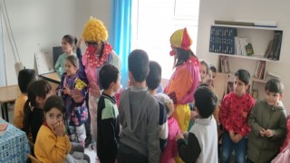 Köy okulundaki çocuklara palyaço sürprizi