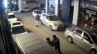 Küçükçekmecede bıçaklı kavga kamerada