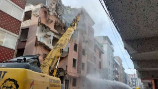 Küçükçekmecede kolonu patlayan binanın yıkımına başlandı