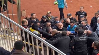 Kulüp başkanı sahaya girerek saldırdığı rakip futbolcu ile barıştı